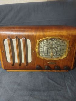 Mantola Vintage Wood Cabinet Tube Radio /to be sold as is!!