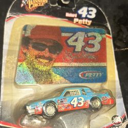 Richard Petty 1:64 Action Winners Circle #43