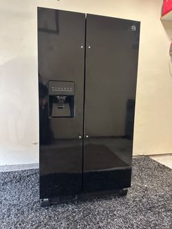 Kenmore side by side fridge (everything works good- just missing the door handles)not dents or scratches