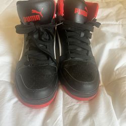 Men Pumas Size 8 And Half 