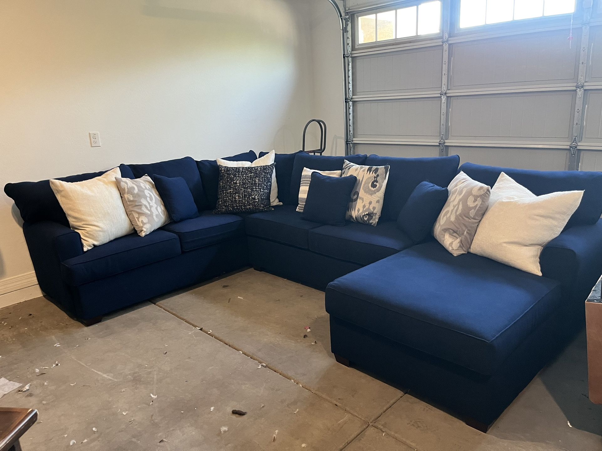 Large L-shaped Corner Sectional W/ Chaise (delivery Available)