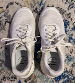 Nike Revolution 7 Women’s Running Shoes – White/Silver – Size 8