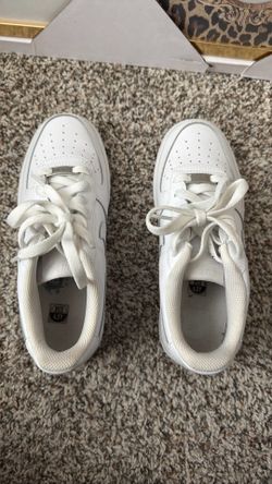 Tennis shoes