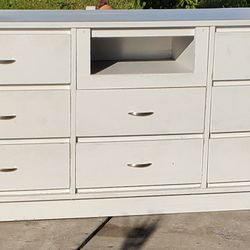 (FREE LOCAL DELIVERY) Solid wood 8 drawer dresser withconsole area. 