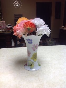 7.5 in. Light Ceramic flower vase !