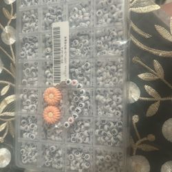1400-piece acrylic alphabet bead kit designed for jewelry making. 