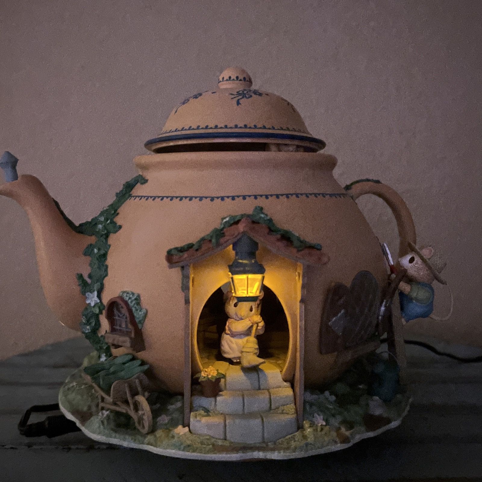 ENESCO エネスコ Teapot Bungalow ティーポットバンガロー Vtg Enesco Teapot Bungalow Lighted Moving Mouse Mice House