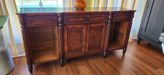BEAUTIFUL VINTAGE SIDEBOARD WITH STORAGE