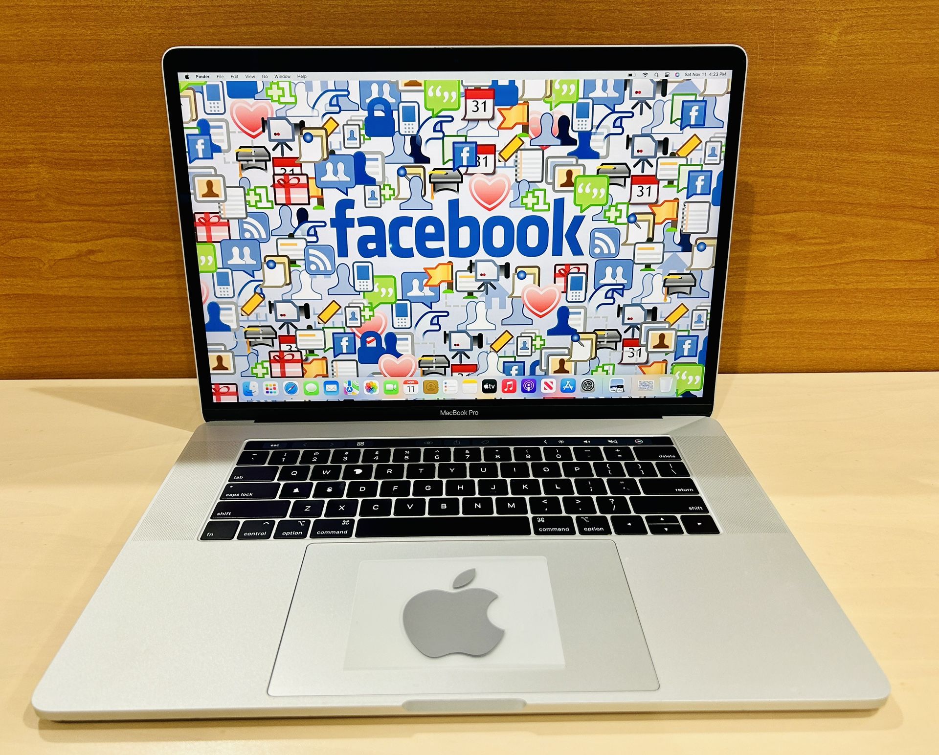  MacBook Pro 15” 2019 Core 2.6 Ghz 6-core i7 32GB RAM 1TB SSD RADEON PRO 555X 4GB VRAM