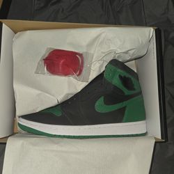 AIR JORDAN 1 HIGH OG  PINE GREEN SIZE 8.5 NEW