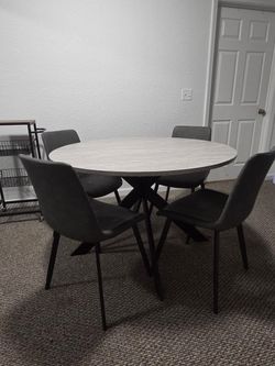 Round Dining Table with 4 Chairs