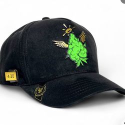 Gorra negra streetwear con bordado verde estilo urbano moderna