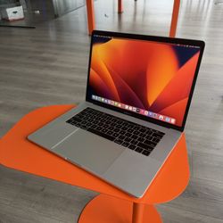 Apple 2018 15” MacBook Pro Core i7 16GB Ram 256SSD! We offer financing!