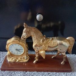 Vintage 10×9 United Horse Clock Brass Tone Metal w/ Wooden Base Works Excellent 