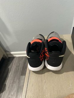 Nike Kyrie Flytrap 3 SE GS 'Light Smoke Grey Bright Crimson'