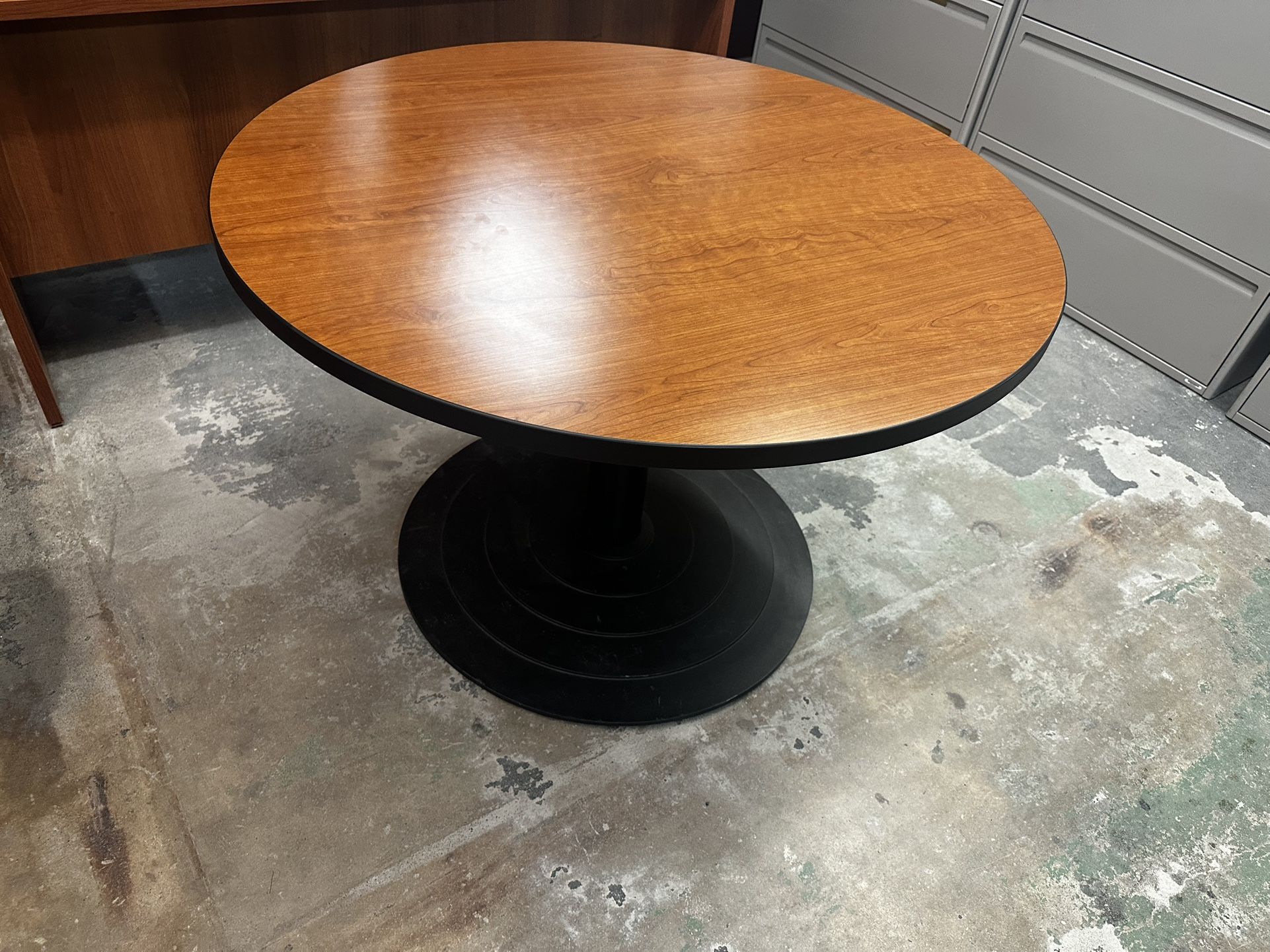 OFFICE/HOME TABLE ROUND TABLE 