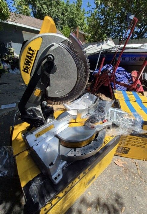 DEWALT 15 Amp Corded 10 in. Compound Single Bevel Miter Saw