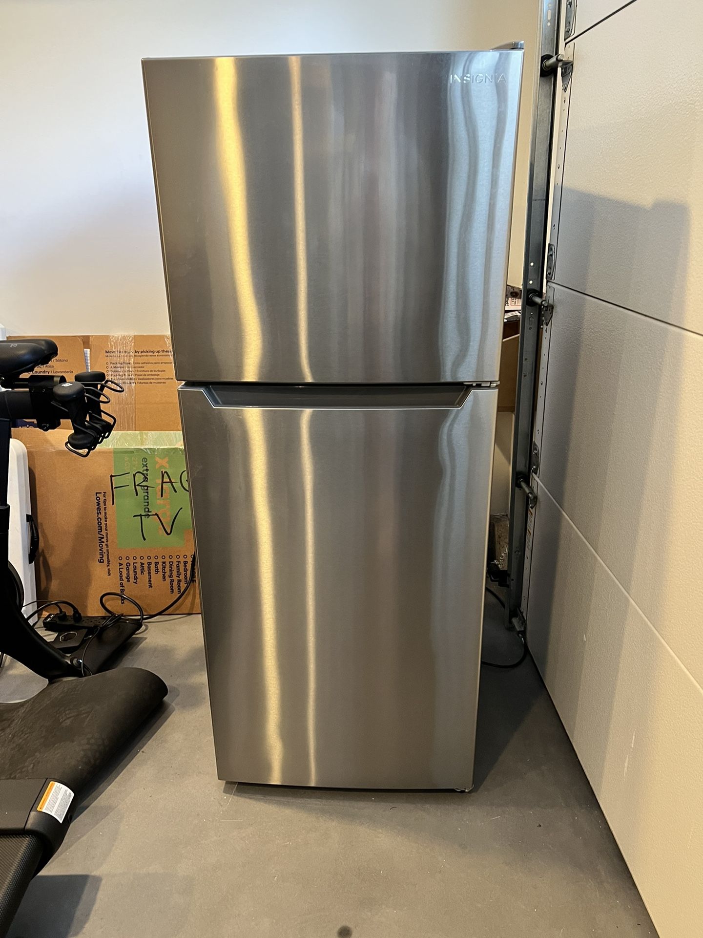 Insigniaâ„¢ - 10.5 Cu. Ft. Top-Freezer Refrigerator - Stainless steel