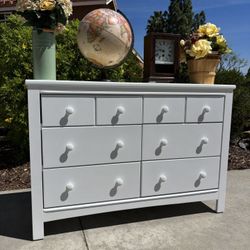 White Solid Wood Dresser Chest of Drawers Furniture Excellent Condition 