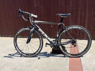 Fuji Altamira carbon fiber bike 10 gears /size 54 / 10 gears/ Ultegra components mavic cosmic rims freshly tuned up
