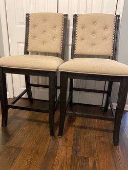 Set of 4: Cream dining room chairs