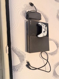 Xbox one console + controller