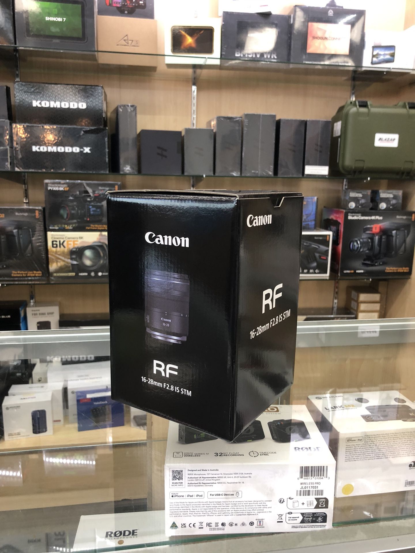 Canon RF 16 28mm F/2.8 IS STM Lens (Canon RF)