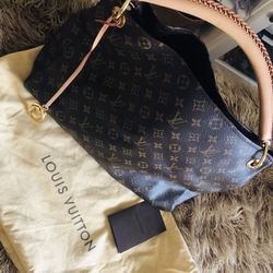 ALMOST AS NEW!!! Louis Vuitton bag