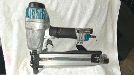 Makita Pneumatic Brad Nailer