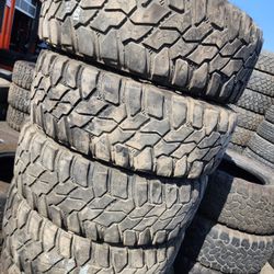 285/70r17LT Marca MICKEY THOMSON en Excelentes Condiciones De Vida Las 4