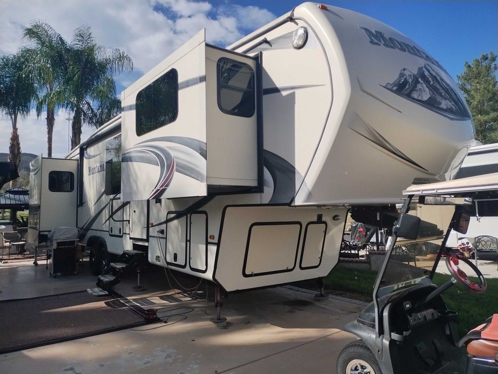 2014 Montana 40' 3850FL 3850FL