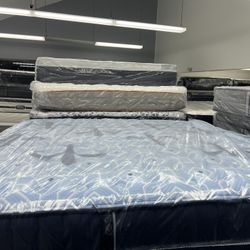 KING SIZE STEARNS & FOSTER ESTATE MATTRESS & BOX SPRINGS BED SET
