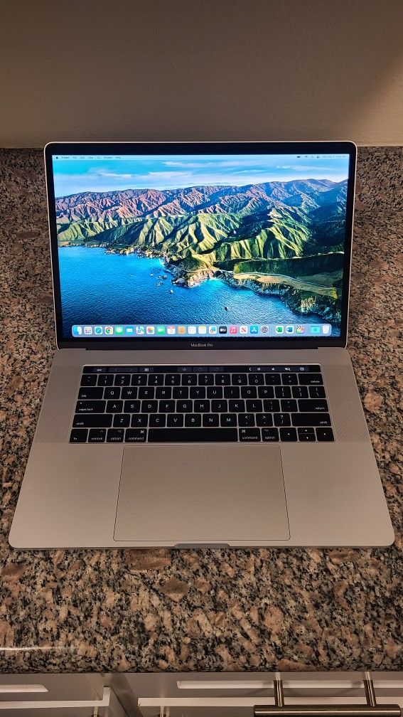 Macbook Pro Retina 2017 (15-inch display, 500 SSD Storage, 16gb Ram, i7 Processor)