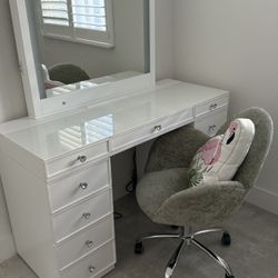 Beautiful And Modern Dresser (ONLY)