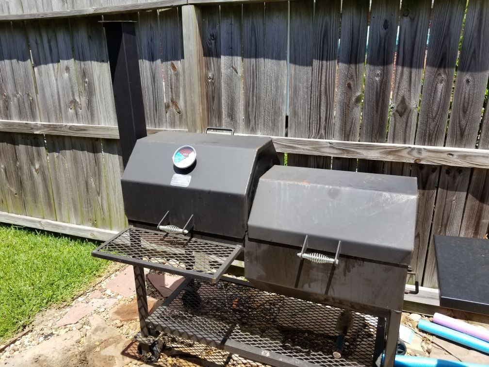All Season Feeder 24x20 pit with fire box 24×20 3/16 gauge steel . smokes great