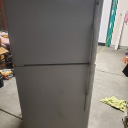 GE Refrigerator Works Great