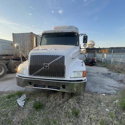 2001 Volvo Semi Tractor – Detroit 60 Series 