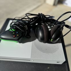 White Xbox One Bundle — Console + Controller + GTA V + Headphones