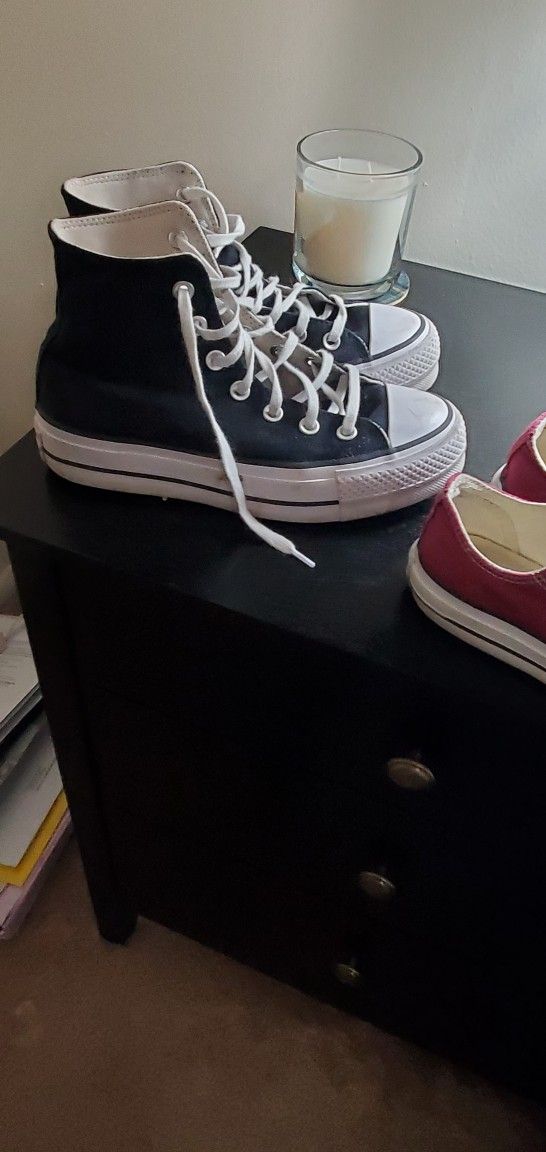 WOMEN SHOES Size 6 . 50dlsx2