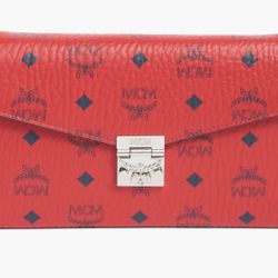 MCM Tracy Visetos Wallet on a Chain