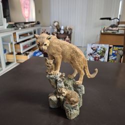 Cougar Mother And Her 2 Cubs Overlooking From The Mountains, Made Of Heavy Polystone W/Beautiful Glass Eyes 1.75 LBS 7.5"H