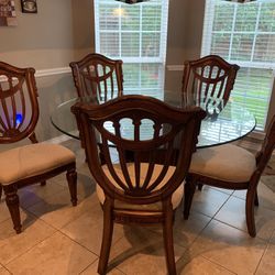 Round Dining Table & 6 Chairs 