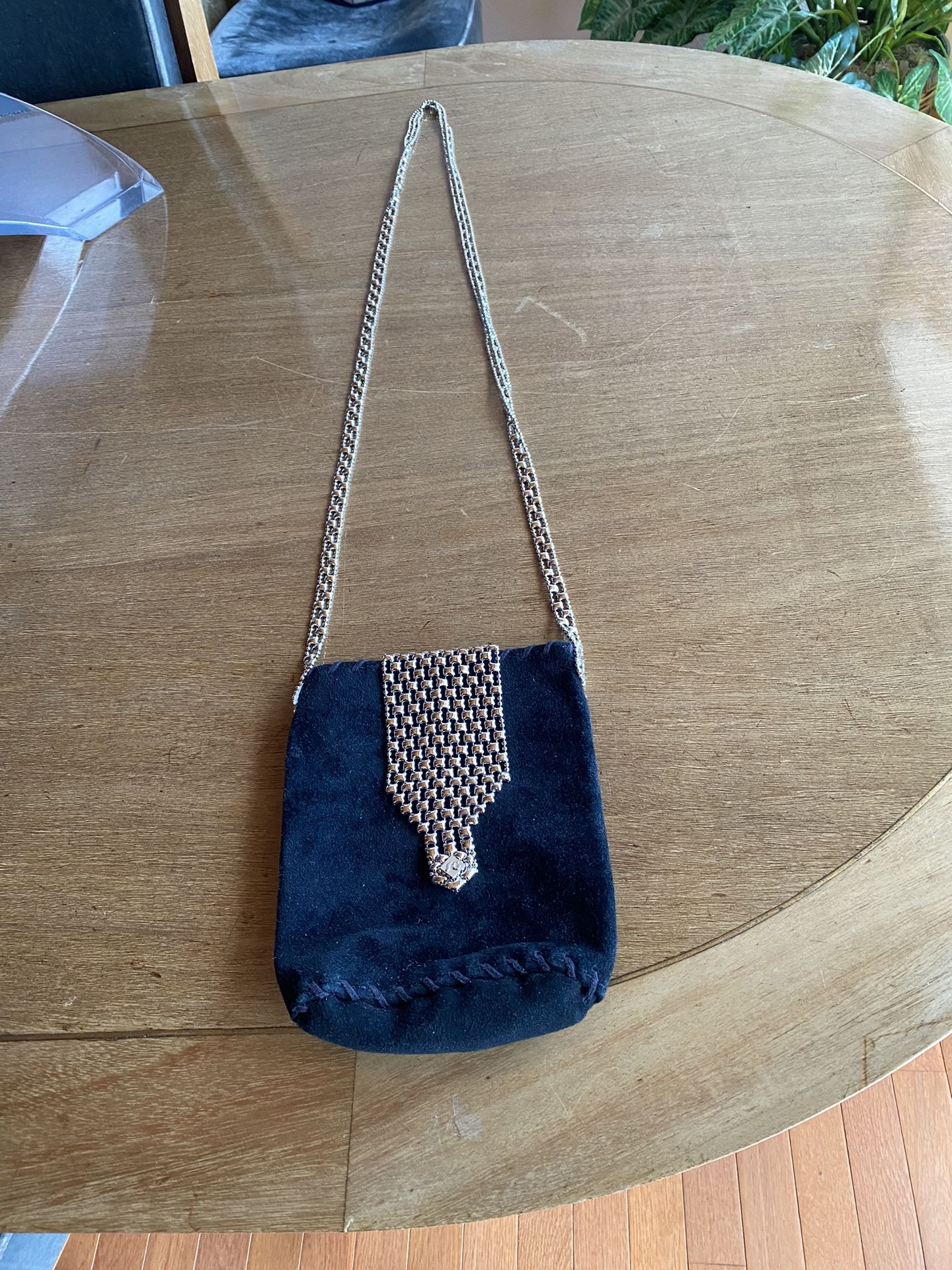 LEATHER PURSE WITH SILVER CHAIN AND CLOSURE