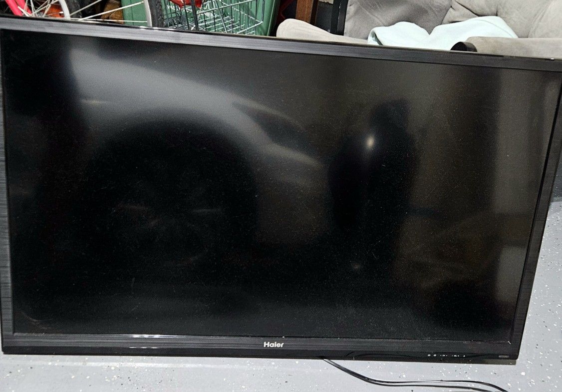Haier 46" Flat Screen Smart Tv