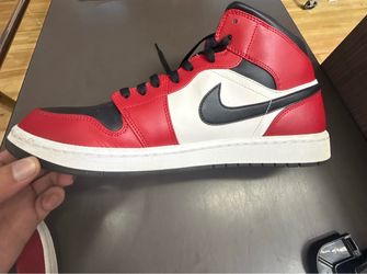 Air Jordan 1 Mid Chicago Black Toe