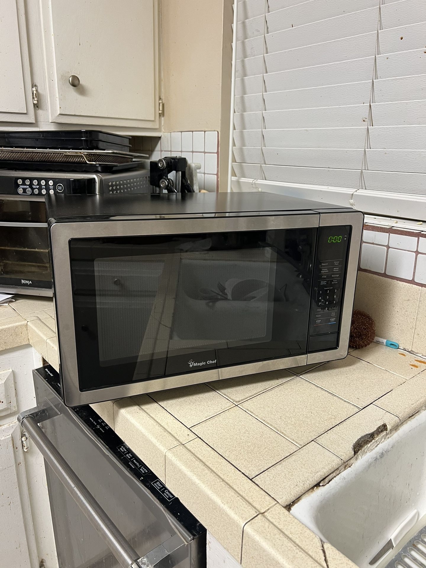 Microwave Magic Chef. Model:HMM1110ST