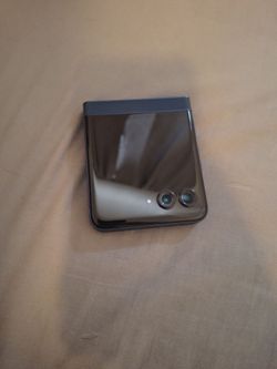 2025 Motorola razr asking 200