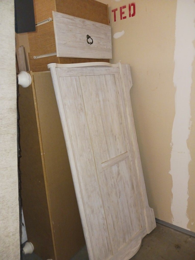 Queen Headboard, Footboard, Dresser And Rails