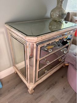 Mirrored cabinet