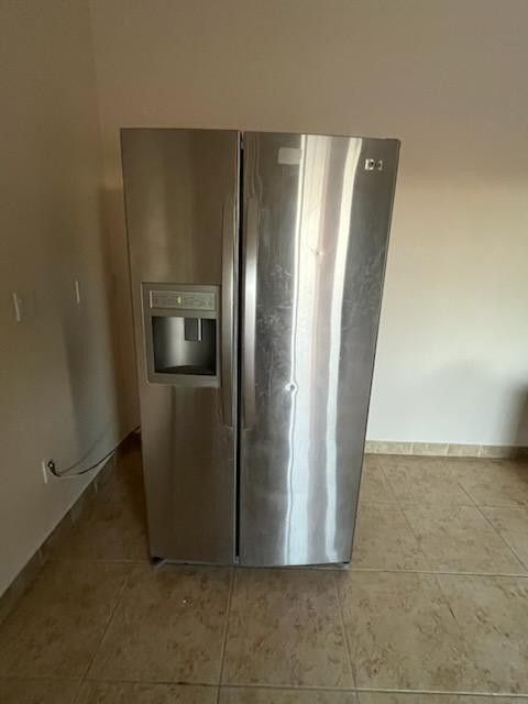  LG 27cu Ft Stainless Refrigerator $325 LSC29710st 